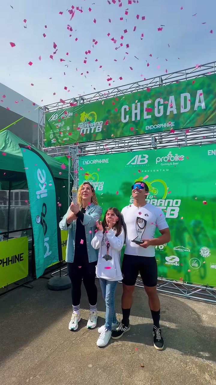 O estouro do confete rosa no arco de chegada da 2ª etapa do Circuito Serrano de MTB, domingo, 2 de agosto de 2026, em Lages.