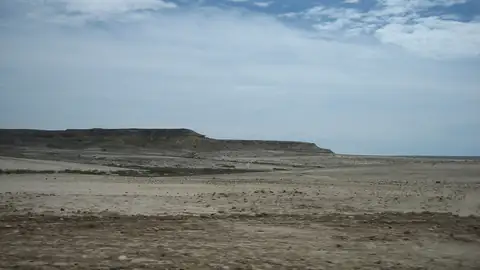 Imagem ilustrativa: Angola: Paisagem árida do deserto do Namibe com dunas e céu nublado