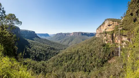 Imagem ilustrativa: Austrália: Vale exuberante com cachoeira e montanhas