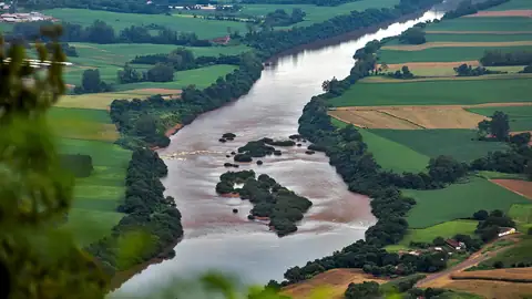 Imagem ilustrativa: Rio Grande do Sul: Rio Taquari com áreas de vegetação e campos