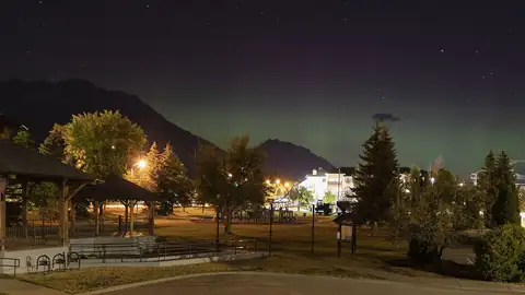 Imagem ilustrativa: Canadá: Parque noturno com montanhas e luzes
