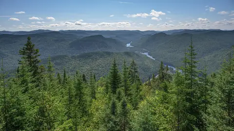 Imagem ilustrativa: Canadá: Vistas panorâmicas de montanhas e rio