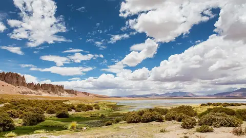 Imagem ilustrativa: Chile: Paisagem desértica com céu azul e nuvens