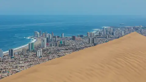 Imagem ilustrativa: Chile: Vista da cidade e duna de Iquique
