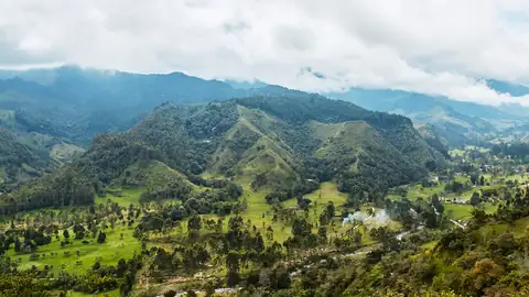 Imagem ilustrativa: Colômbia: Montanhas verdes com vegetação e nuvens