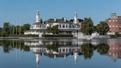 Imagem ilustrativa: Dinamarca: Edifício refletido num lago calmo