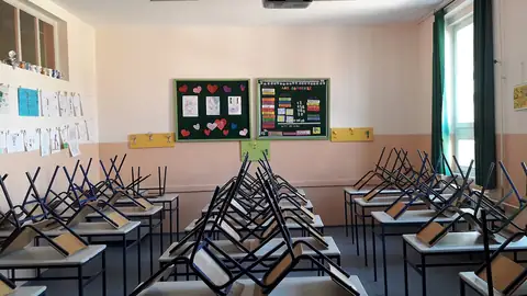 Imagem ilustrativa: Sala de aula vazia e escura