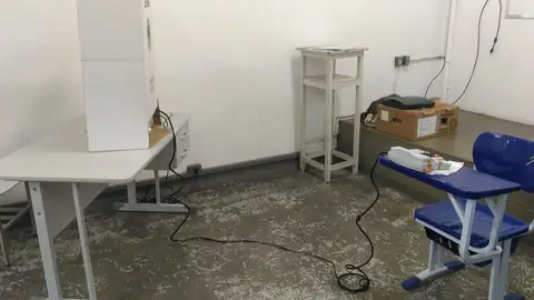 Imagem ilustrativa: Sala de votação com mesa e cadeira