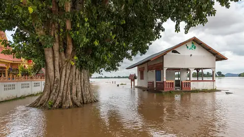 Imagem ilustrativa: Edifício inundado ao longo do rio