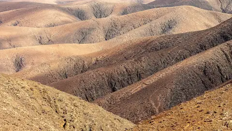 Imagem ilustrativa: Espanha: Montanhas áridas com relevo acidentado