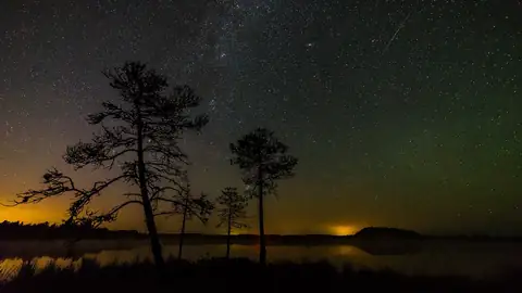 Imagem ilustrativa: Lago com árvores e Via Láctea