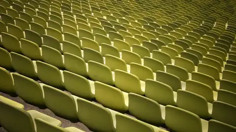 Imagem ilustrativa: Assentos de estadio em fileiras