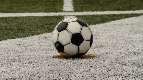 Imagem ilustrativa: Bola de futebol em campo