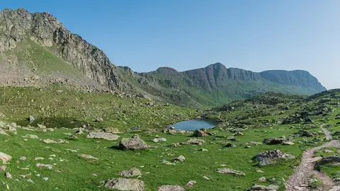 Imagem ilustrativa: França: Montanhas verdes com lago em cenário natural
