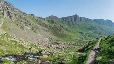 Imagem ilustrativa: França: Montanhas e trilha em ambiente natural