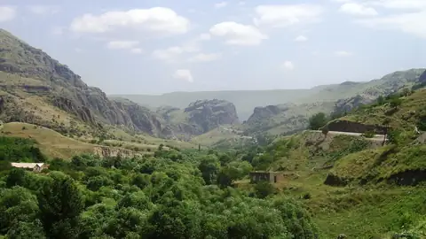 Imagem ilustrativa: Geórgia: Paisagem montanhosa com vegetação densa