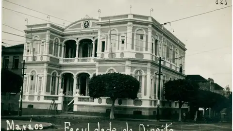 Imagem ilustrativa: Manaus: Fachada da Faculdade de Direito, Manaus