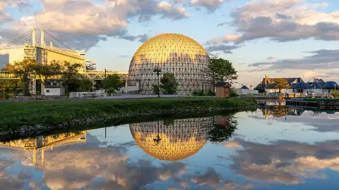 Imagem ilustrativa: Toronto: Domo refletido em lago calmo