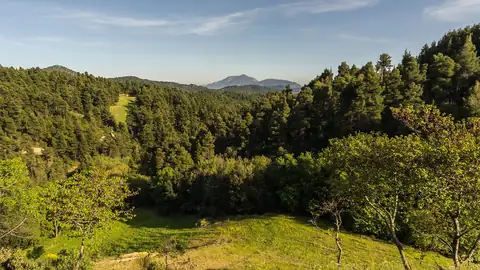 Imagem ilustrativa: Grécia: Montanhas verdes sob céu azul claro