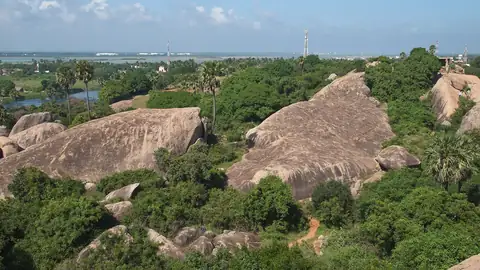 Imagem ilustrativa: Índia: Formações rochosas em paisagem tropical
