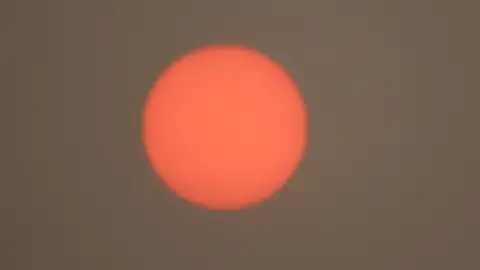 Imagem ilustrativa: Sol em meio a fumaça de incêndio
