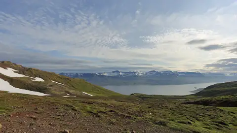 Imagem ilustrativa: Islândia: Paisagem montanhosa com lago e céu nublado