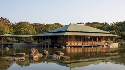 Imagem ilustrativa: Japão: Edifício de jardim japonês em lago