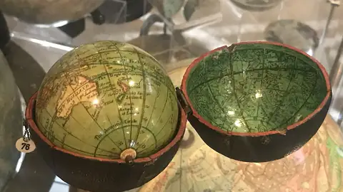 Imagem ilustrativa: Globo terrestre de bolso, aberto e em detalhes
