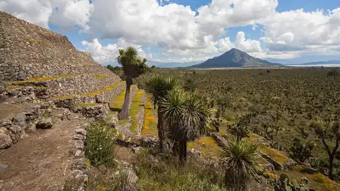 Imagem ilustrativa: México: Ruínas de sítio arqueológico com montanha ao fundo
