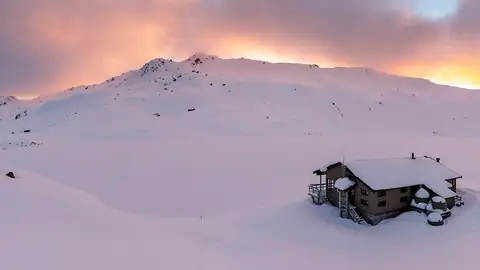 Imagem ilustrativa: Nova Zelândia: Cabana isolada em paisagem nevada