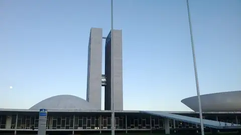 Imagem ilustrativa: Congresso Nacional em Brasília, sob céu azul