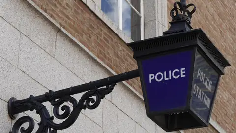 Imagem ilustrativa: Farol policial em edificio de pedra