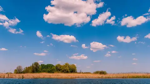 Imagem ilustrativa: Sérvia: Lago com vegetação e nuvens no céu