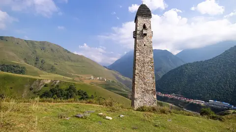 Imagem ilustrativa: Rússia: Torre de pedra em paisagem montanhosa
