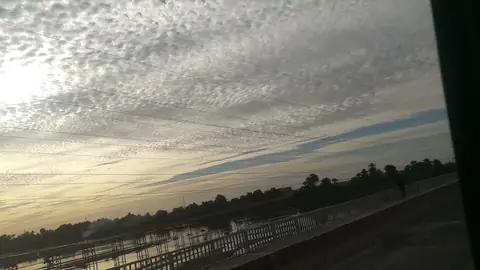 Imagem ilustrativa: Sudão: Céu nublado sobre o rio e ponte