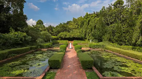 Imagem ilustrativa: Singapura: Jardim com lago e caminhos em Singapura