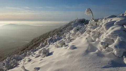 Imagem ilustrativa: Eslováquia: Montanha coberta de neve com vista