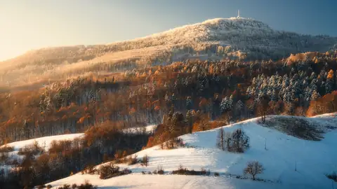 Imagem ilustrativa: Eslováquia: Montanha coberta de neve e árvores