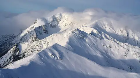 Imagem ilustrativa: Eslováquia: Montanhas cobertas de neve em dia claro