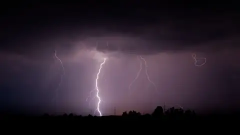 Imagem ilustrativa: Relâmpago intenso em noite tempestuosa