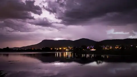 Imagem ilustrativa: Tempestade com relâmpago sobre montanhas
