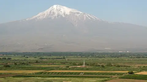 Imagem ilustrativa: Turquia: Montanha com neve e planícies abaixo