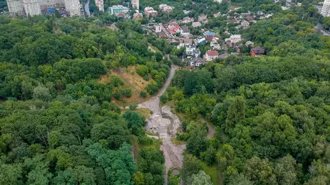 Imagem ilustrativa: Ucrânia: Parque urbano com floresta e habitações