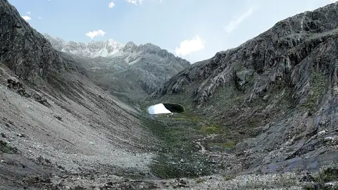 Imagem ilustrativa: Venezuela: Lago alpino em vale montanhoso